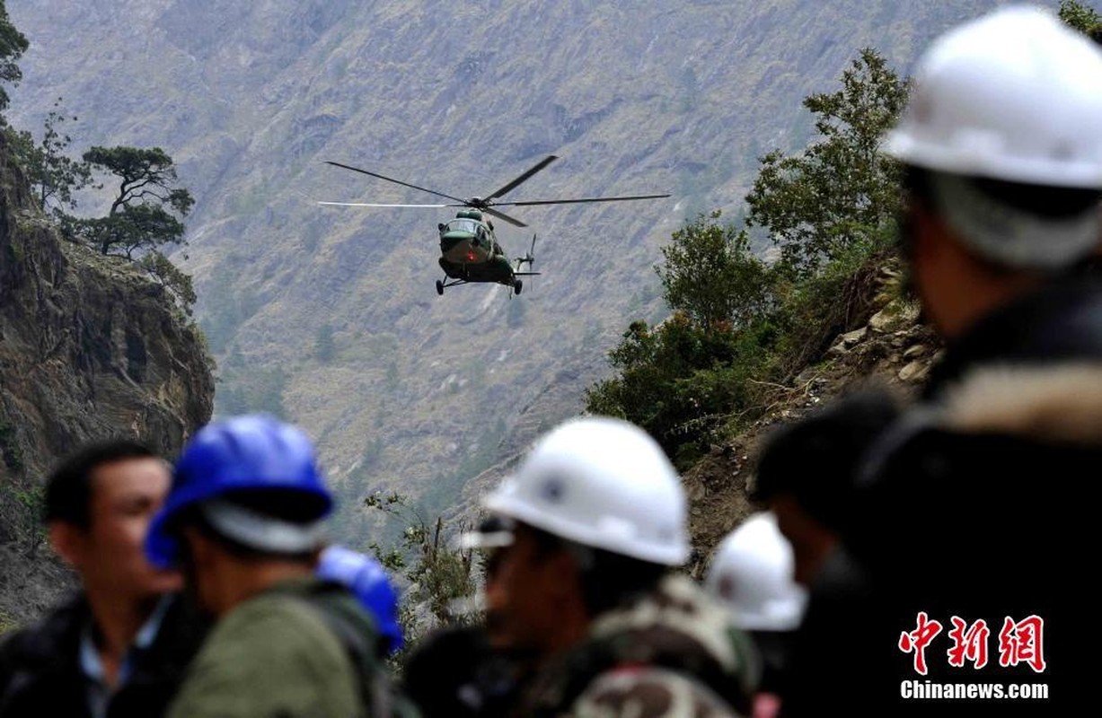 Truc thang Mi-171E TQ vao Nepal cuu ho nan nhan dong dat-Hinh-8
