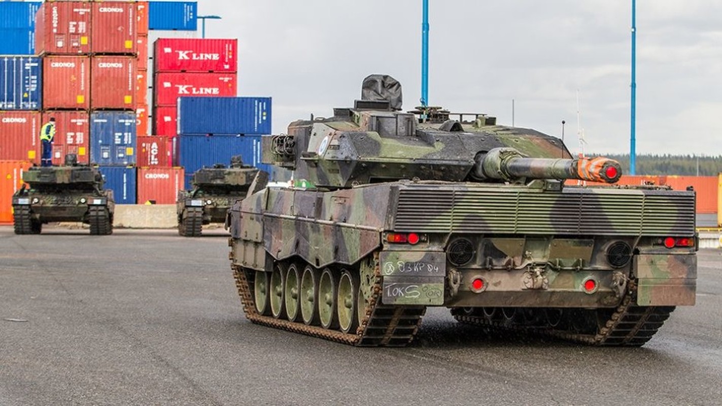 Xem 20 xe tang Leopard 2A6 hanh quan toi Phan Lan