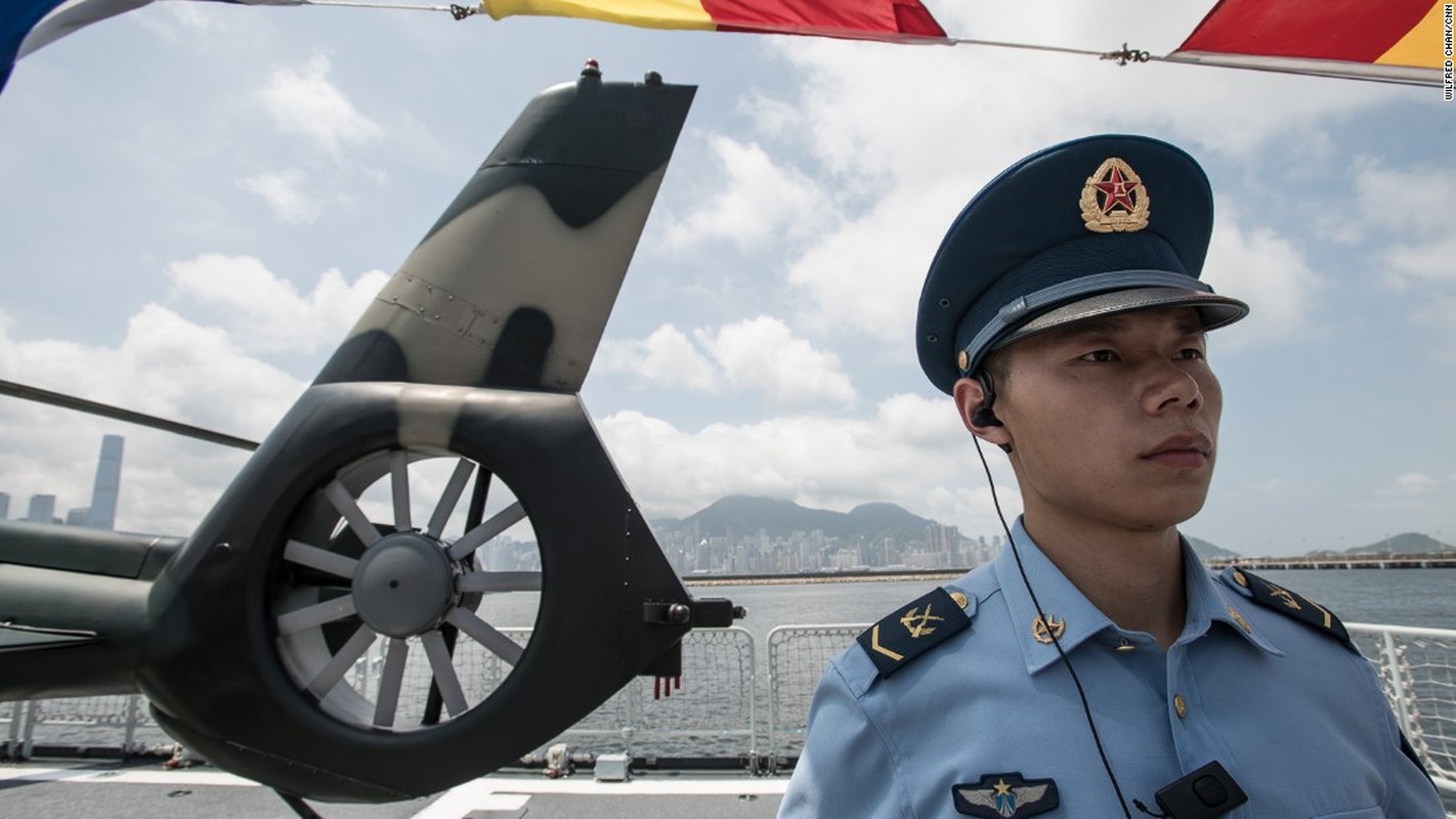 Trung Quoc dieu binh, khoe vu khi ram ro o Hong Kong-Hinh-17