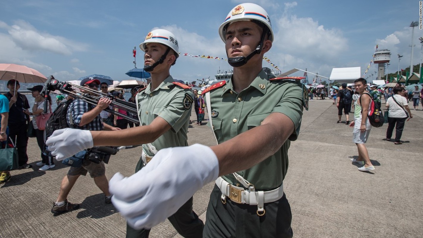 Trung Quoc dieu binh, khoe vu khi ram ro o Hong Kong-Hinh-9