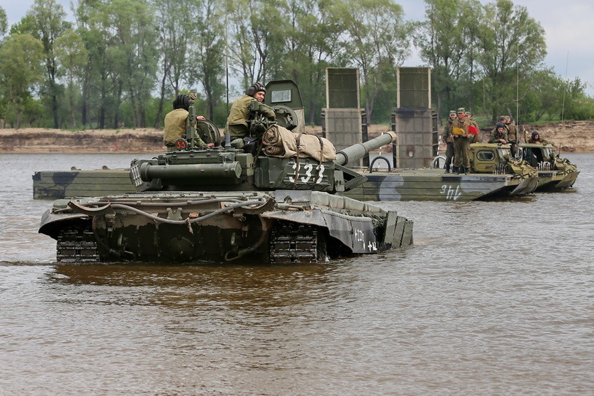 Muc kich xe tang T-72B3 cua Nga vuot song danh dich-Hinh-3