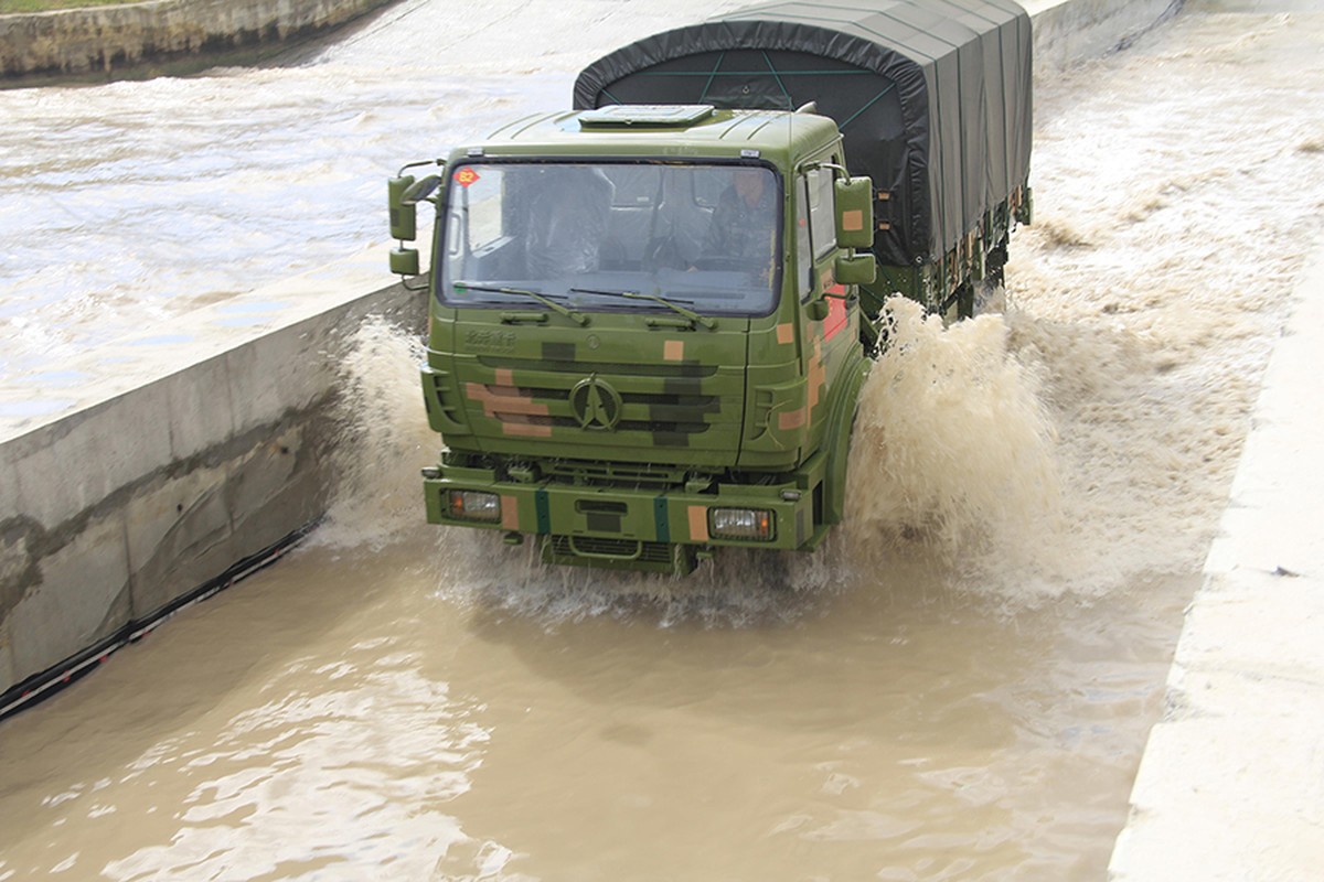 Xe tai quan su Trung Quoc khoe suc manh o Nga-Hinh-10