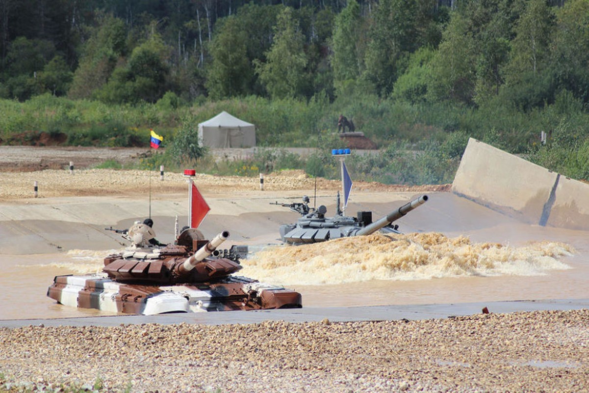 Xe tang T-72B3 chay dua bi 