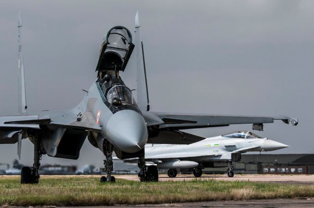 Chien dau co Su-30MKI “lam thit” de dang sieu co Typhoon-Hinh-5