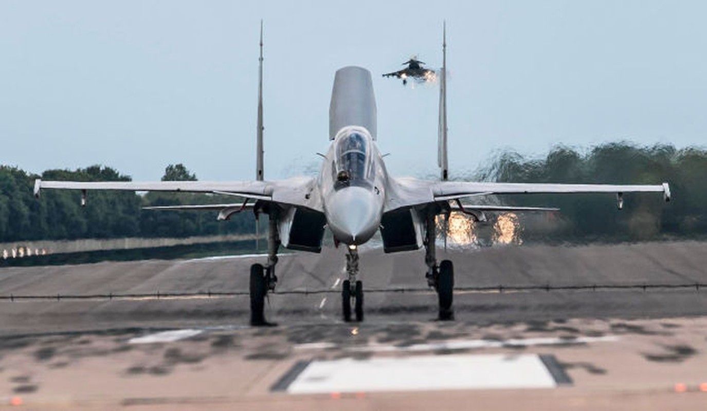 Chien dau co Su-30MKI “lam thit” de dang sieu co Typhoon