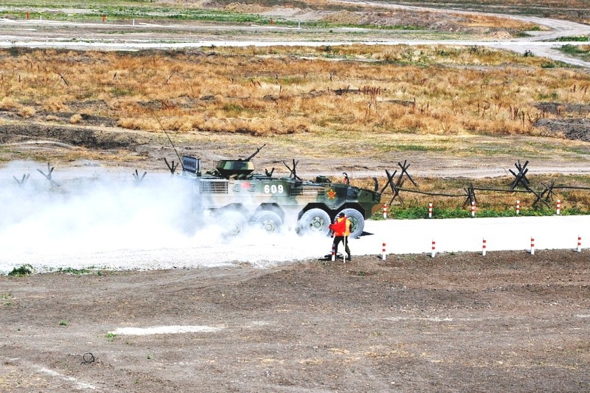 Xe thiet giap BTR-80 Nga do suc ZBL-09 Trung Quoc-Hinh-7