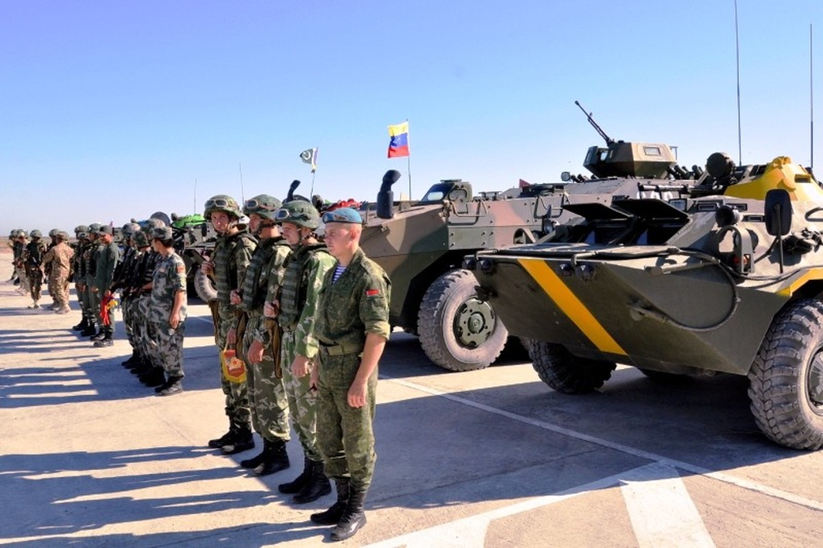 Xe thiet giap BTR-80 Nga do suc ZBL-09 Trung Quoc