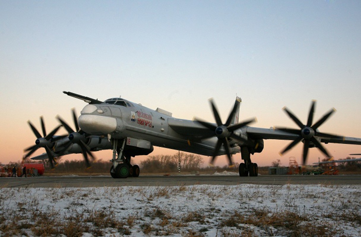 Cuc thiet ke Tupolev Nga va may bay nem bom huyen thoai-Hinh-8
