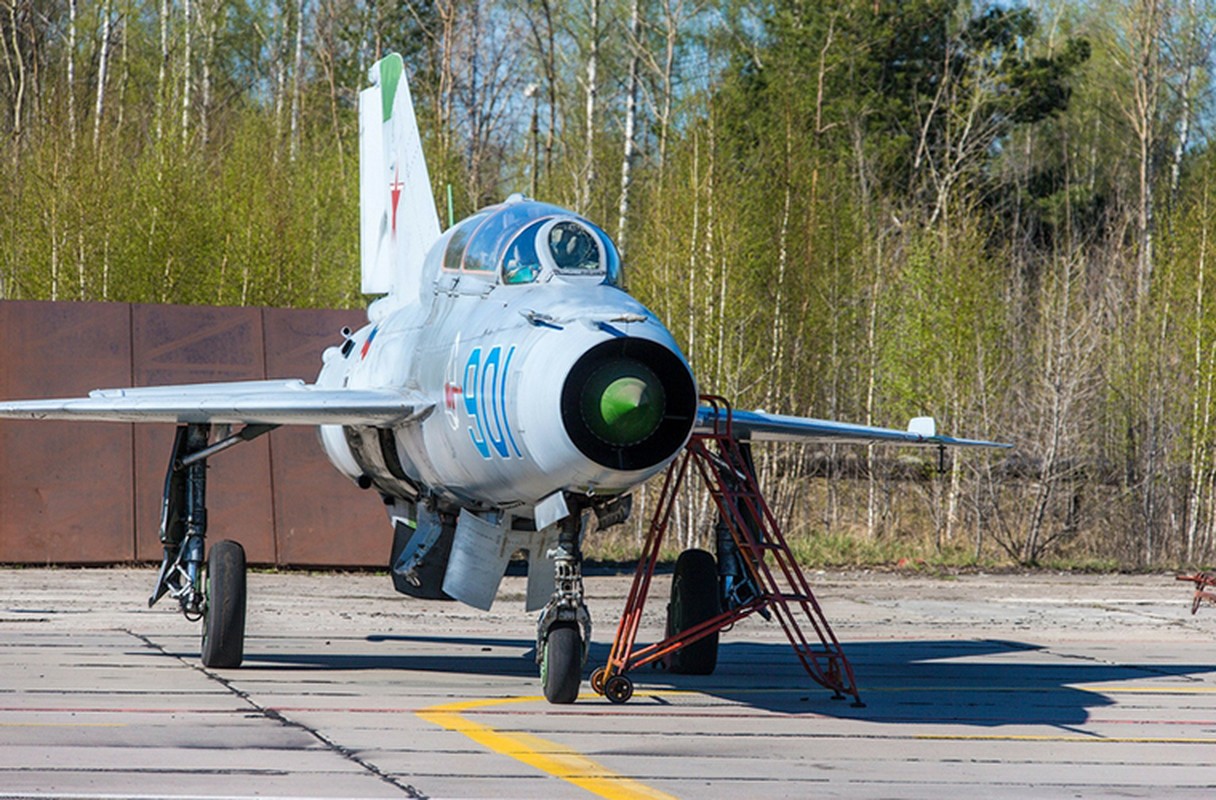 Ngac nhien dan tiem kich MiG-21 moi cong tai nha may Sokol-Hinh-10