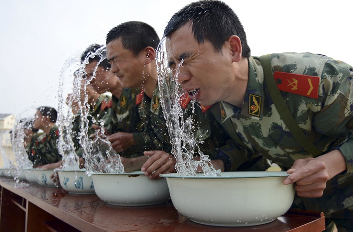 Lanh nguoi cac khoa huan luyen binh si khac nghiet nhat the gioi-Hinh-4