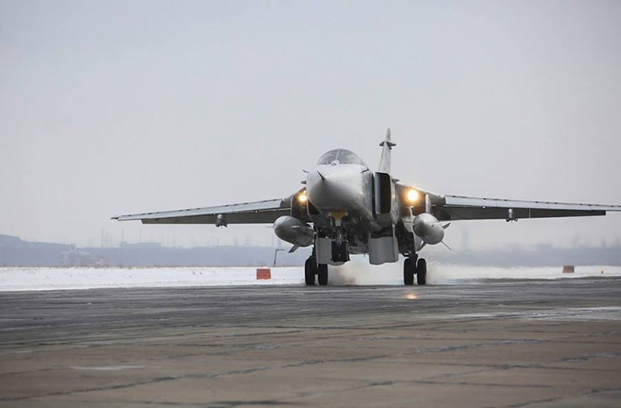 Muc kich canh may bay nem bom Su-24M roi Syria ve Nga-Hinh-4
