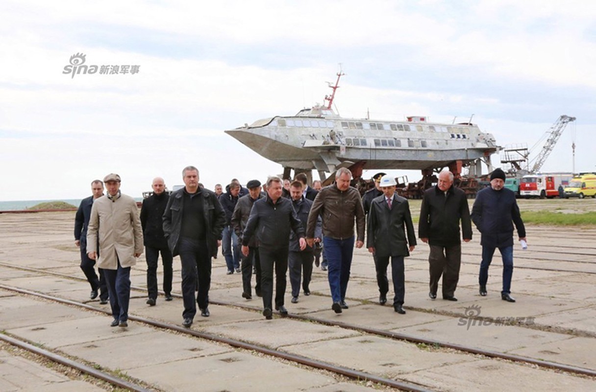 Kham pha noi dong sieu tau do bo Zubr o Crimea