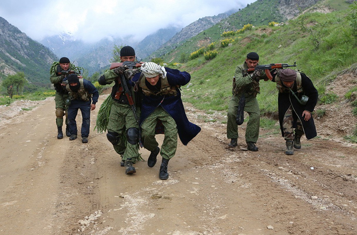 Muc kich dien tap chong khung bo lon nhat lich su Tajikistan-Hinh-11