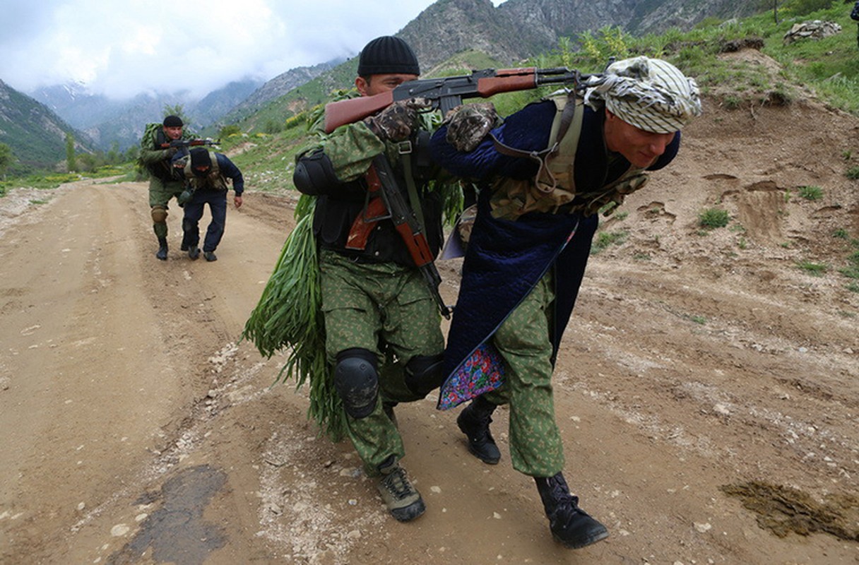 Muc kich dien tap chong khung bo lon nhat lich su Tajikistan-Hinh-12