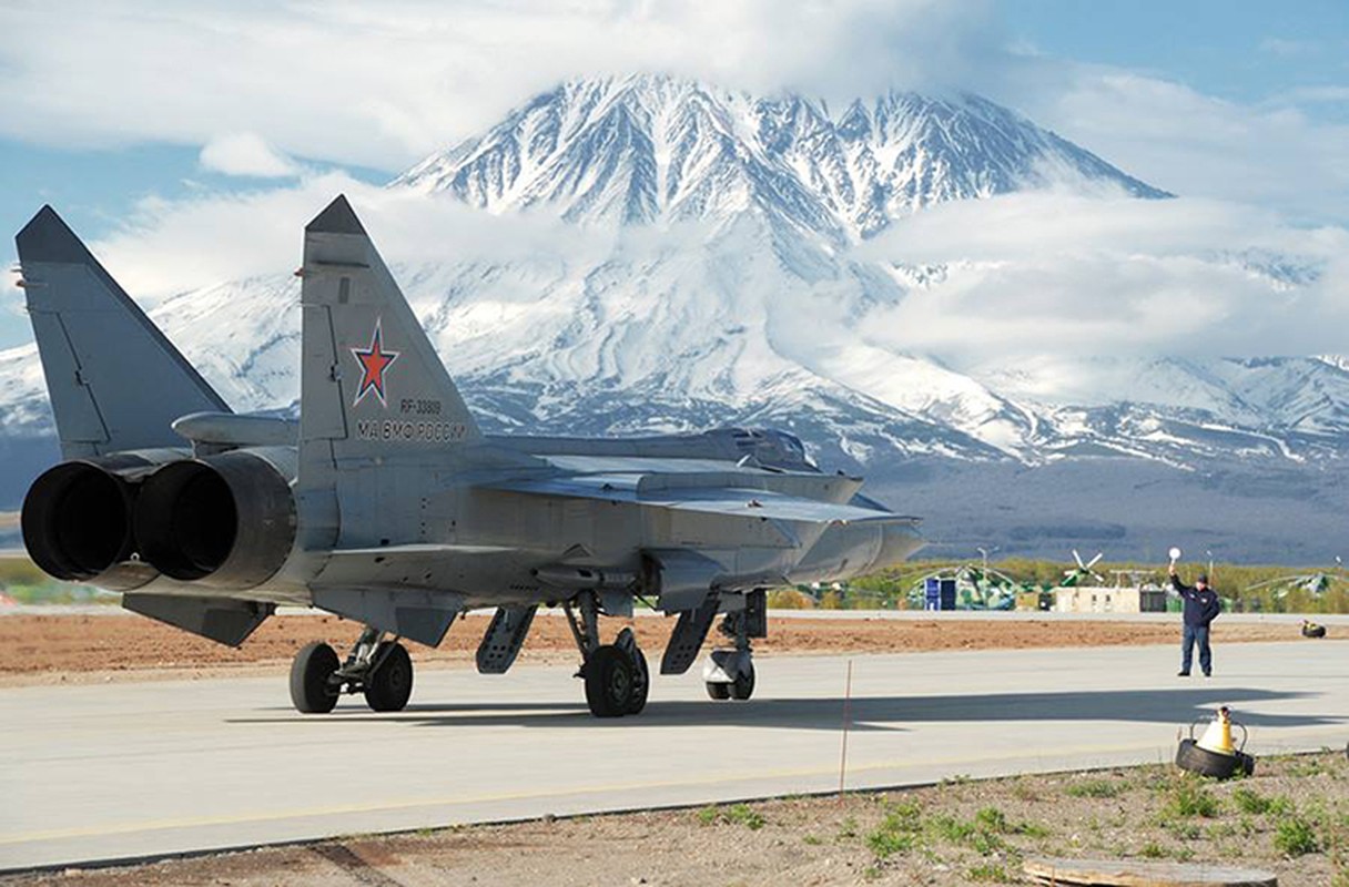 Man nhan sieu tiem kich MiG-31 “do xang” giua khong trung-Hinh-3