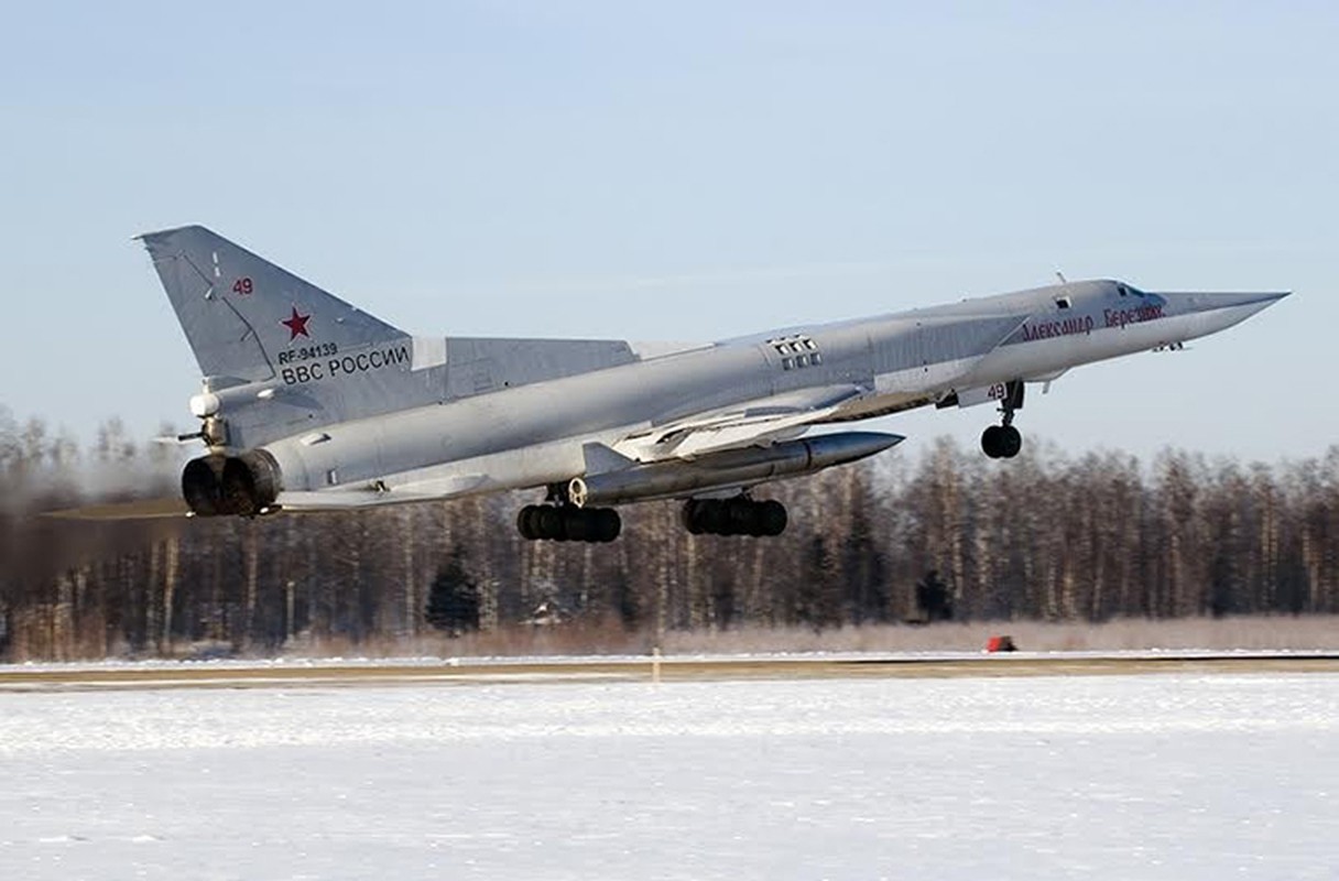 Bat ngo tuoi that cua may bay nem bom Tu-22M3 Nga-Hinh-2