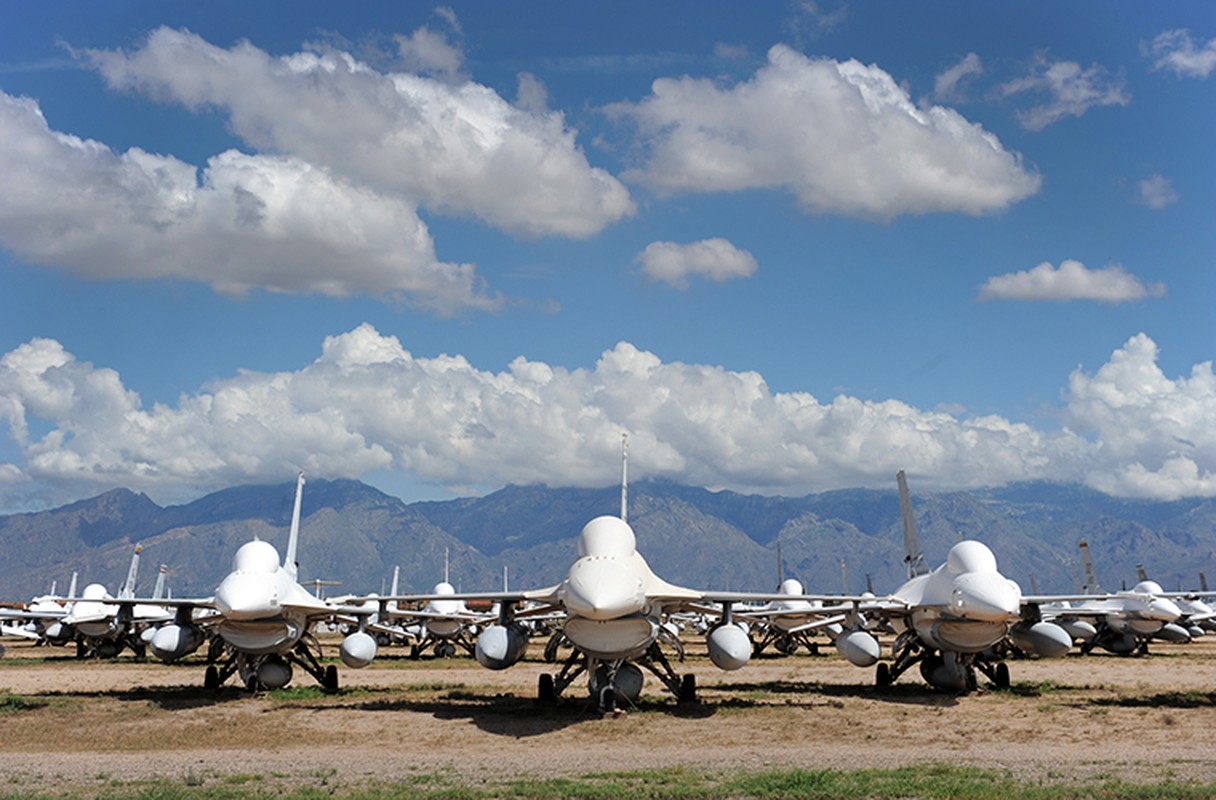 Gap Su-35, tiem kich F-16 danh tieng phai 