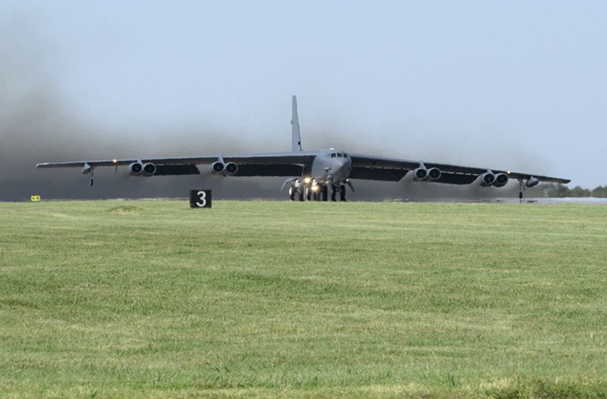 Chiem nguong may bay nem bom B-52H 