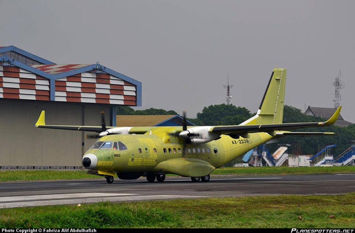 Indonesia tu nang cap may bay CN-235 de...tac chien dien tu-Hinh-5