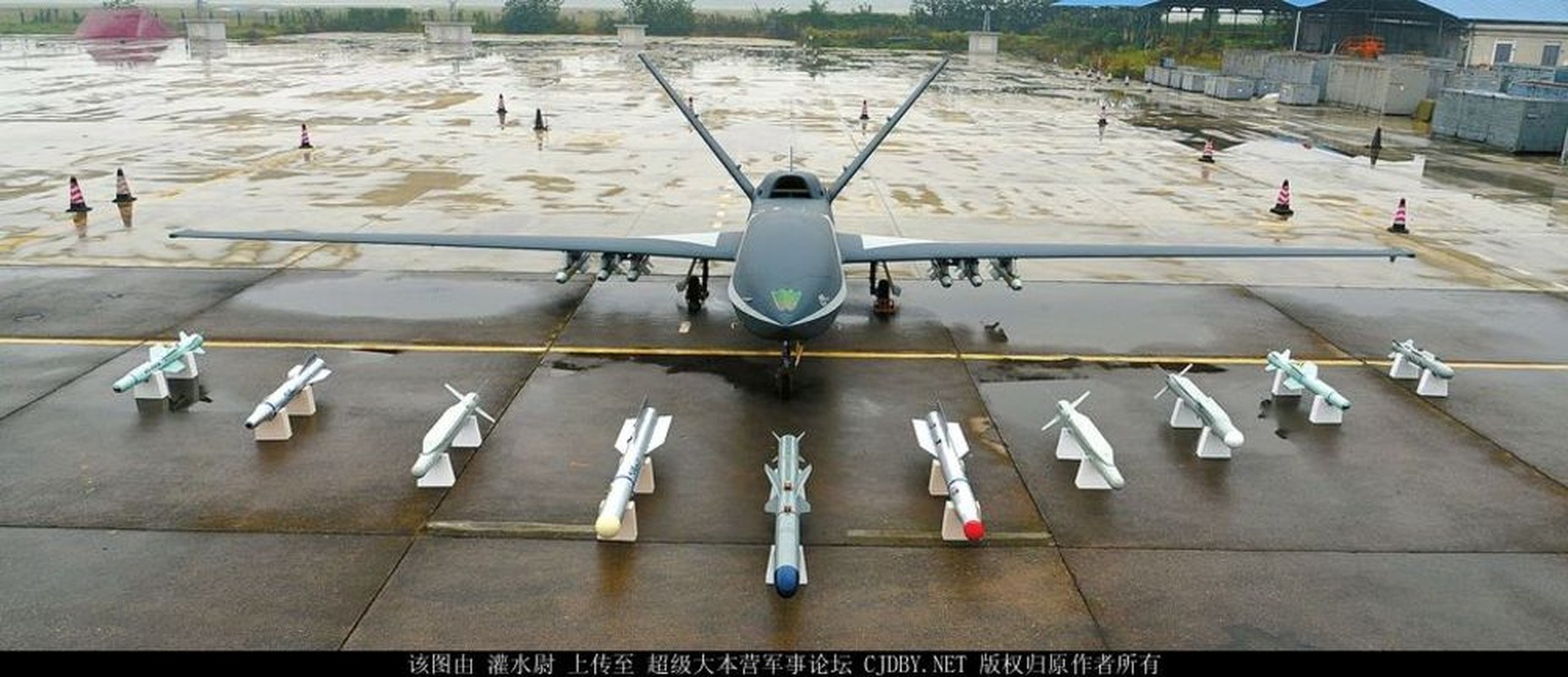 Den UAV Avenger cung bi nhai, My bo tay voi Trung Quoc-Hinh-8