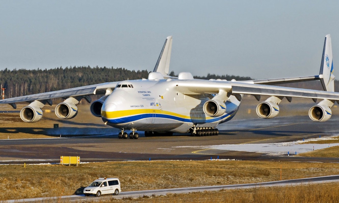 Ron nguoi canh dong co may bay An-225 toe lua suyt chet-Hinh-3