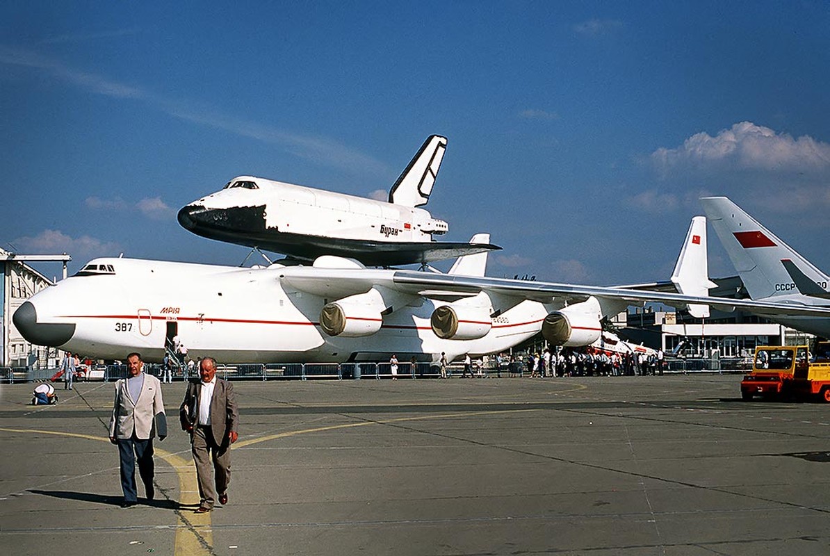 Ron nguoi canh dong co may bay An-225 toe lua suyt chet-Hinh-5