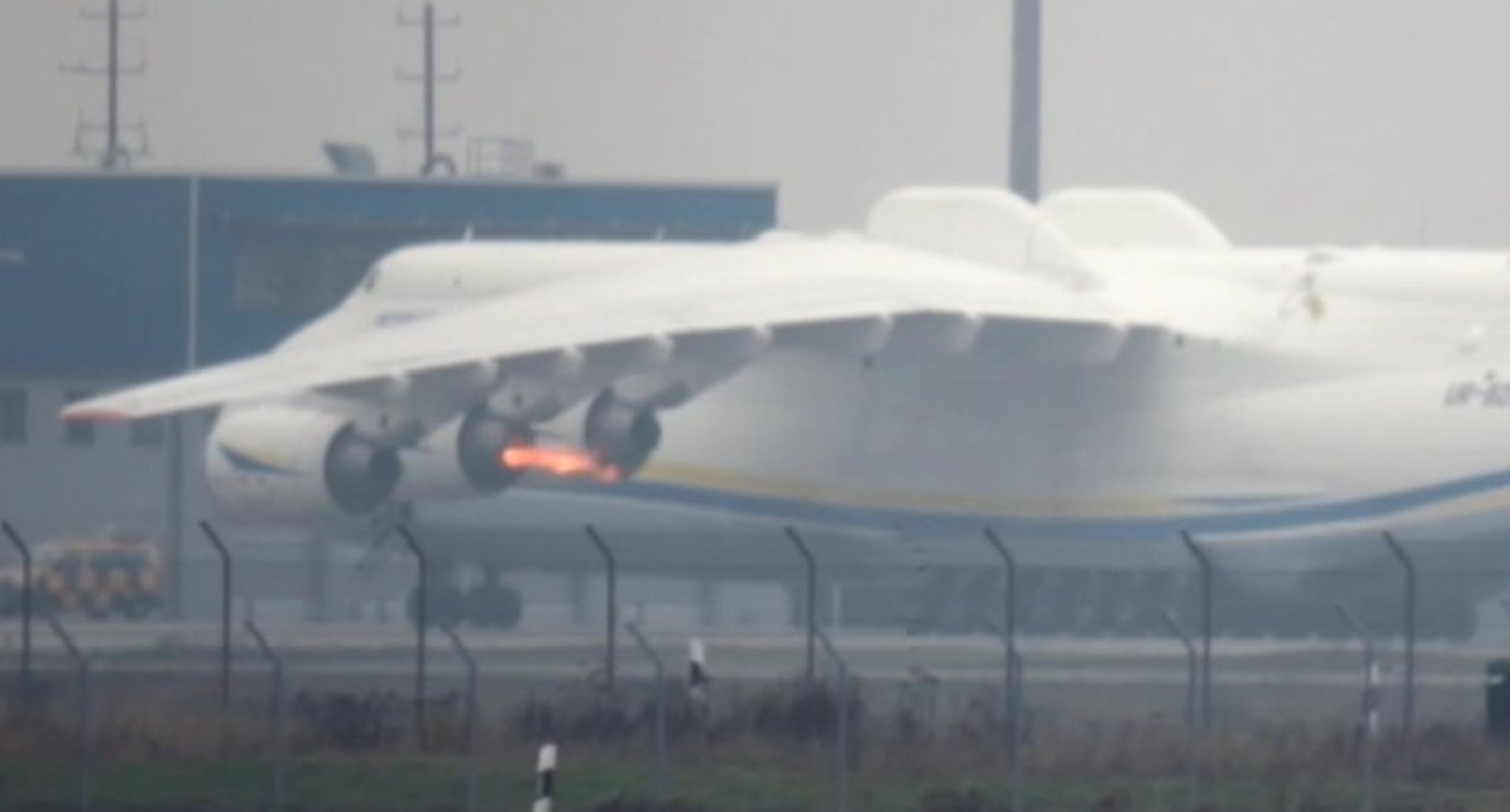 Ron nguoi canh dong co may bay An-225 toe lua suyt chet