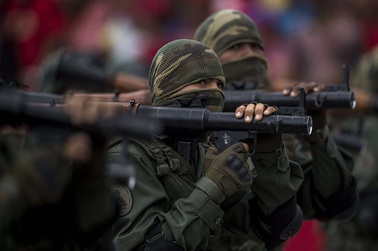 Khung hoang nghiem trong, Quan doi Venezuela van duyet binh hoanh trang-Hinh-14