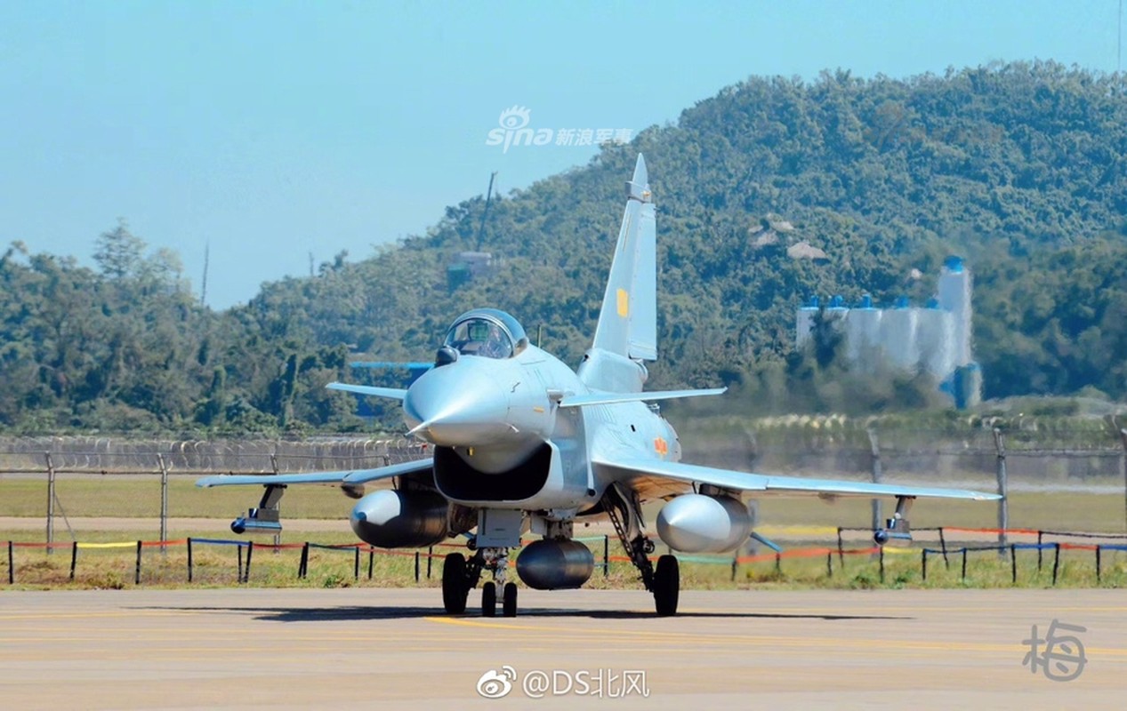 J-10B thuc hien dong tac 