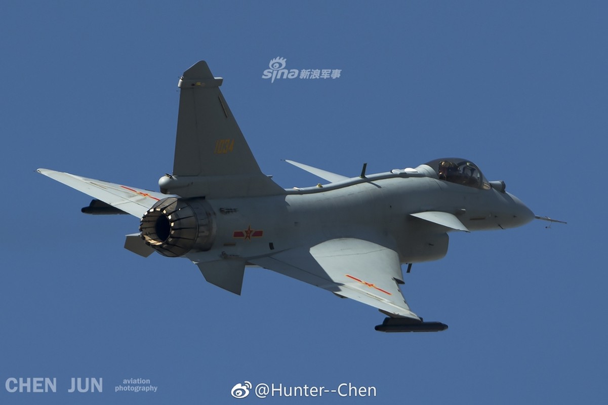 J-10B thuc hien dong tac 