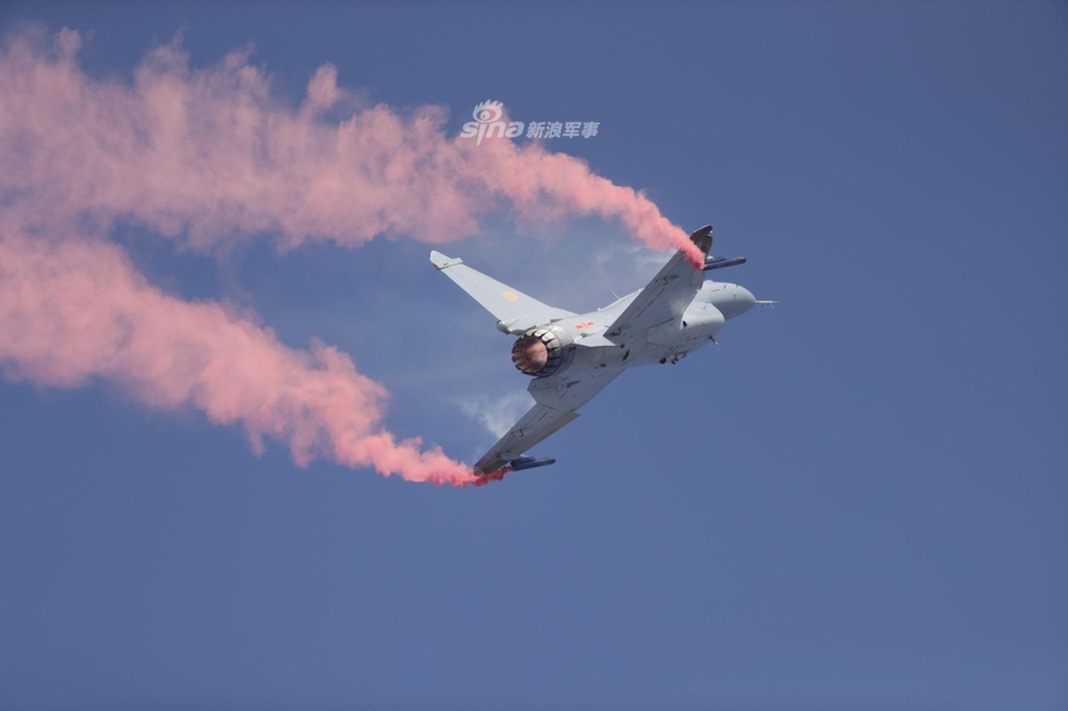 J-10B thuc hien dong tac 