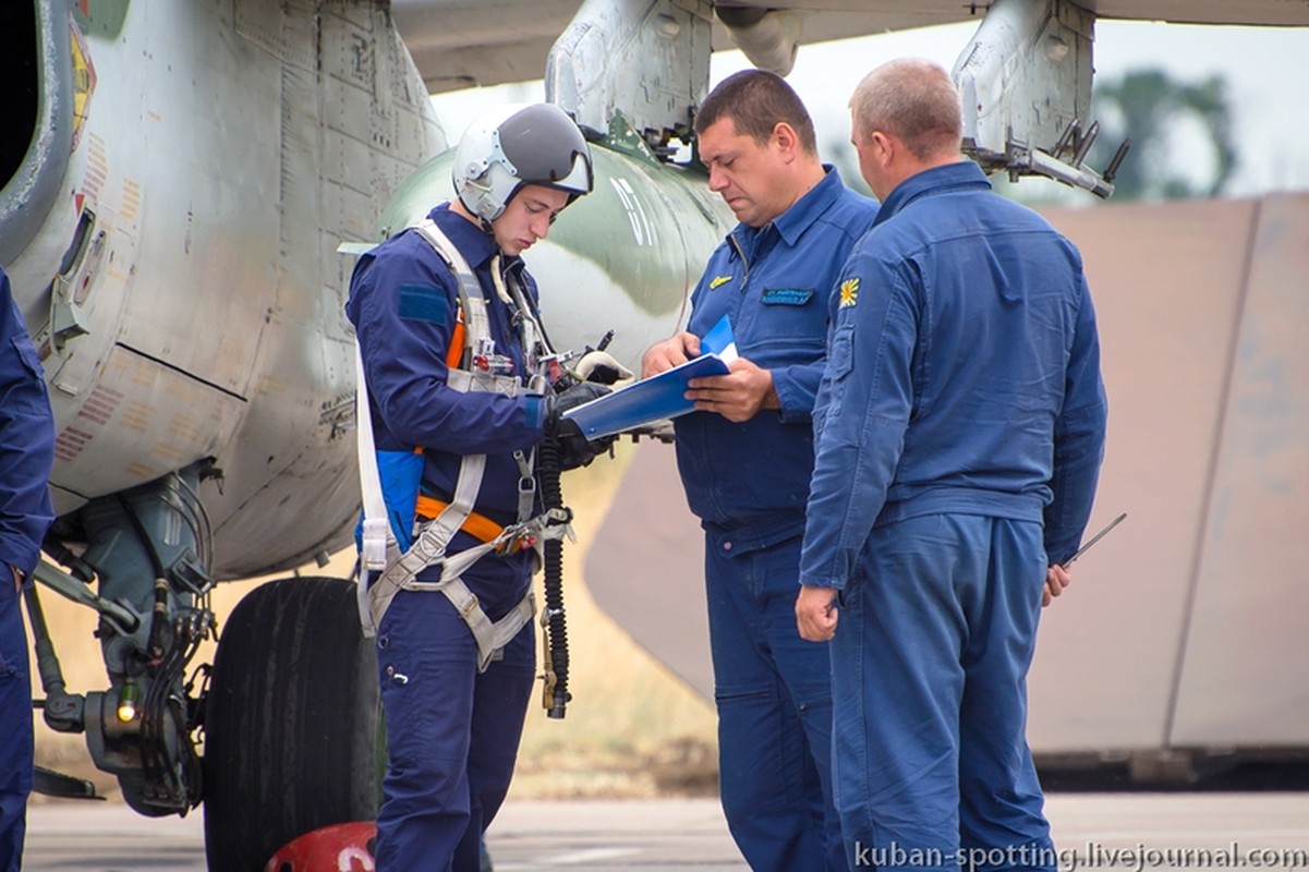 Mot chuyen bay Su-25 tuan tra bien Azov dien ra the nao?-Hinh-7