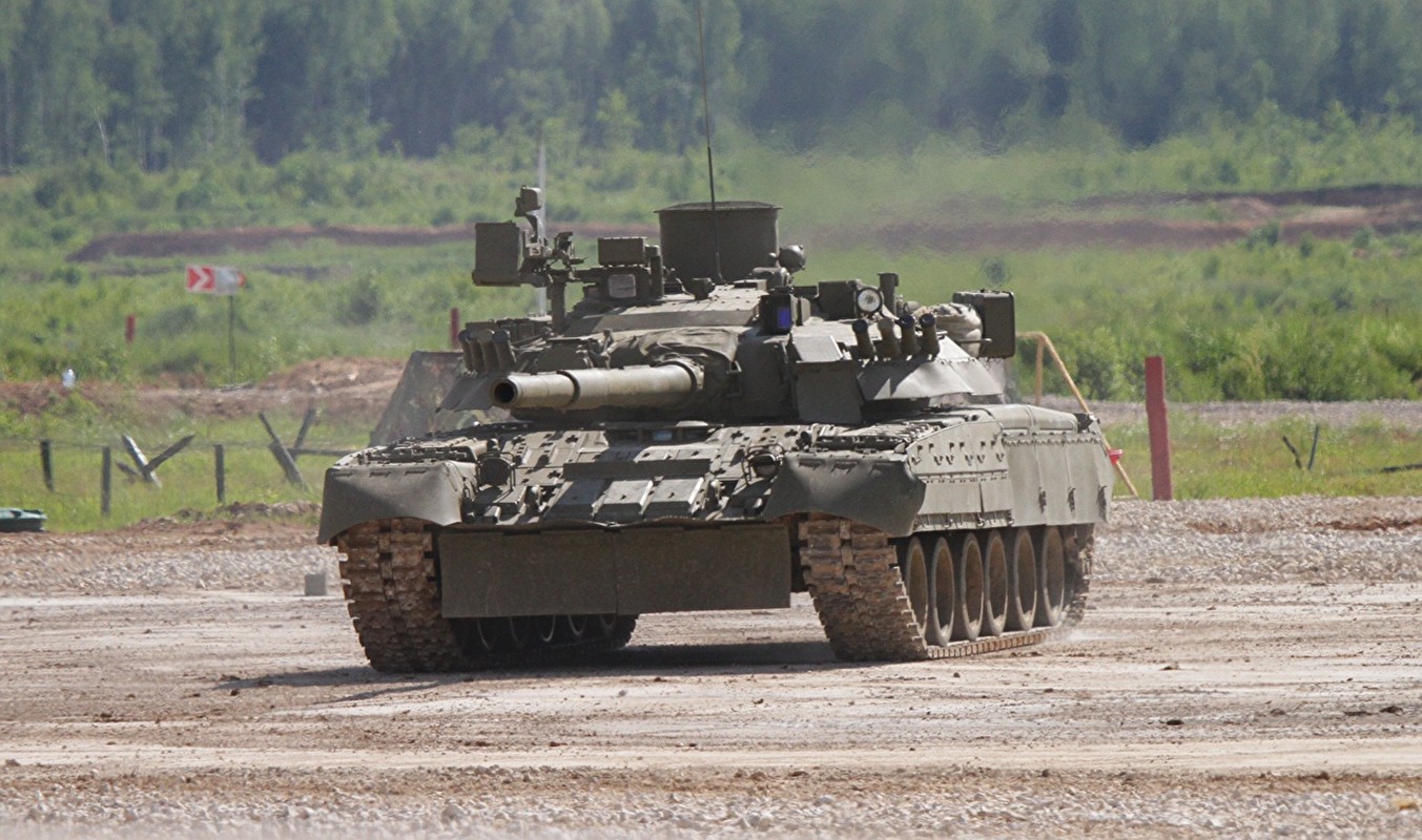 So hai T-72, T-90 Nga, Ukraine rao riet hoi sinh “tang bay” T-80-Hinh-11