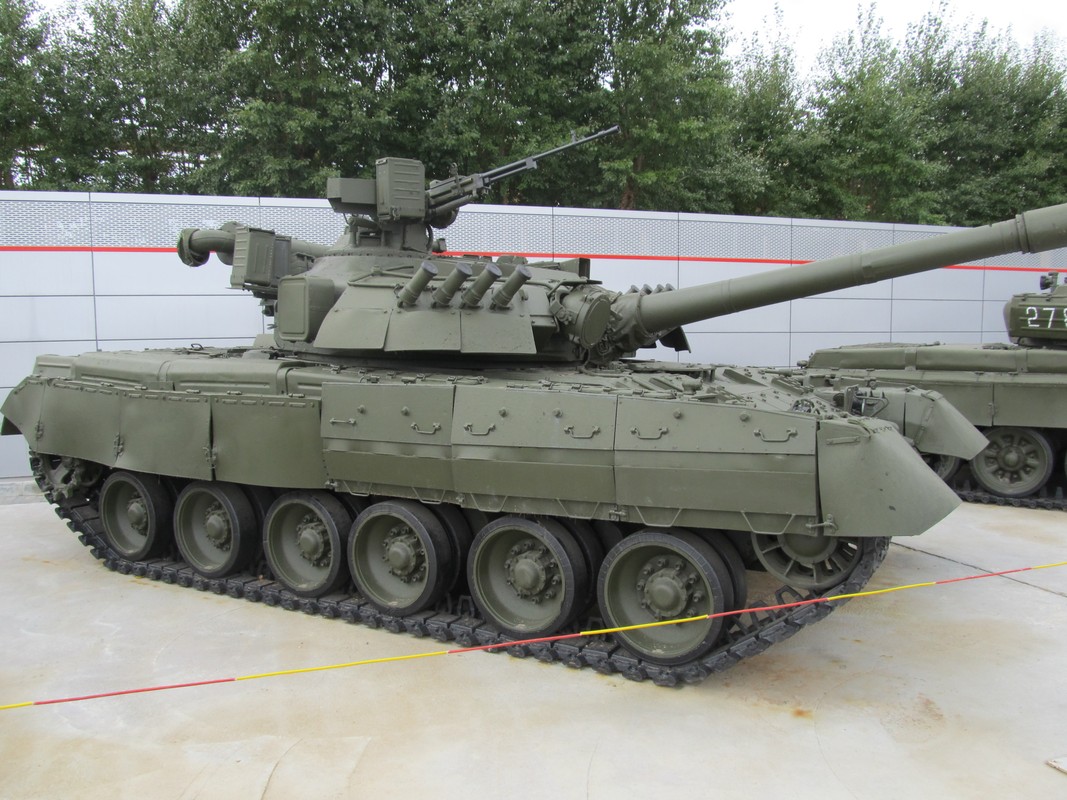 So hai T-72, T-90 Nga, Ukraine rao riet hoi sinh “tang bay” T-80-Hinh-12