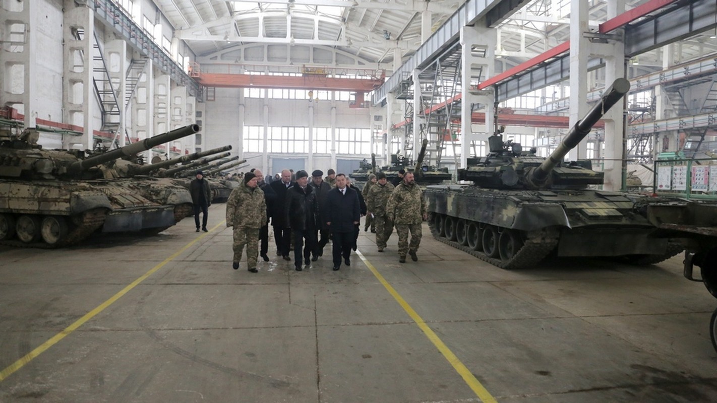 So hai T-72, T-90 Nga, Ukraine rao riet hoi sinh “tang bay” T-80-Hinh-3