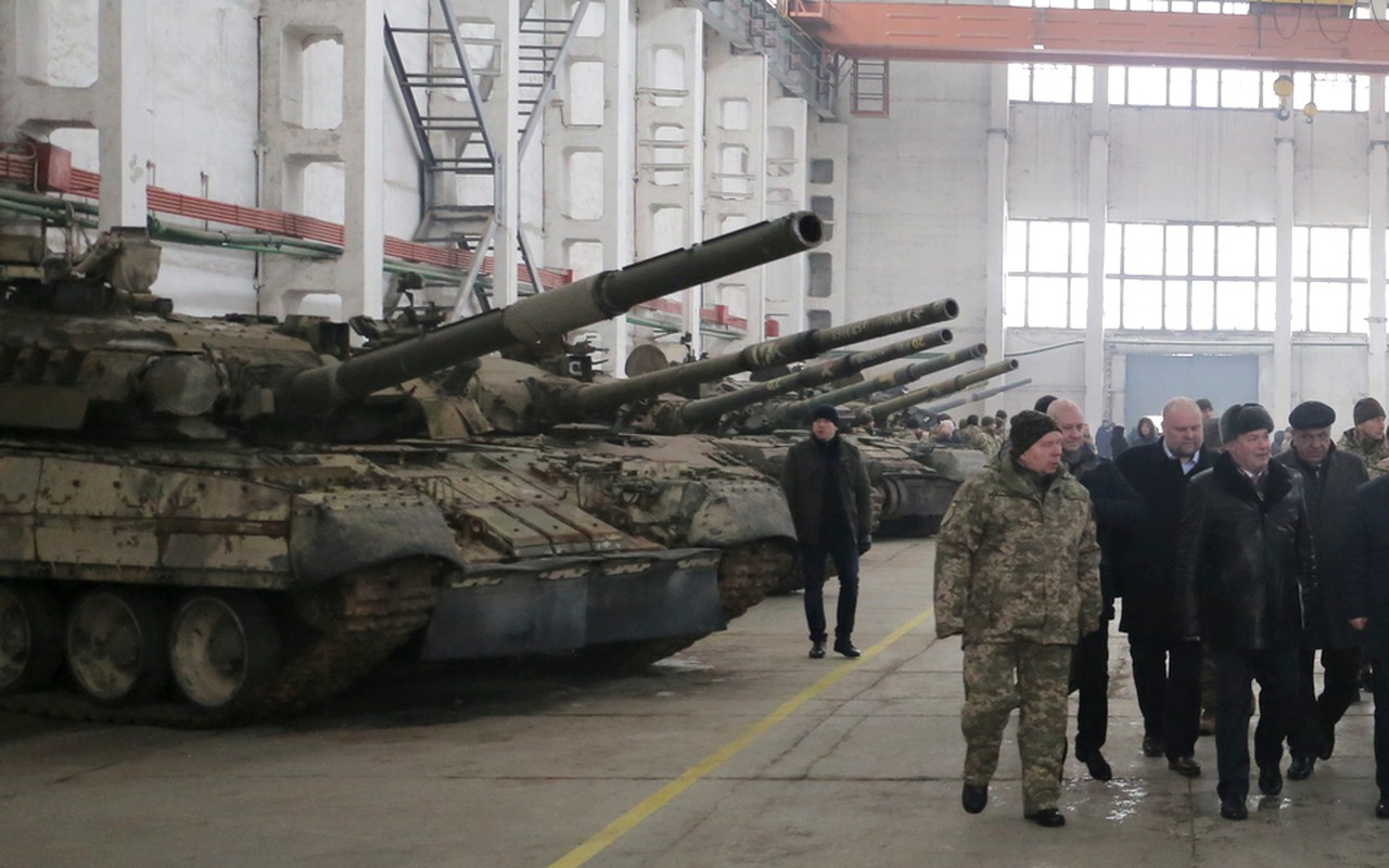 So hai T-72, T-90 Nga, Ukraine rao riet hoi sinh “tang bay” T-80-Hinh-5