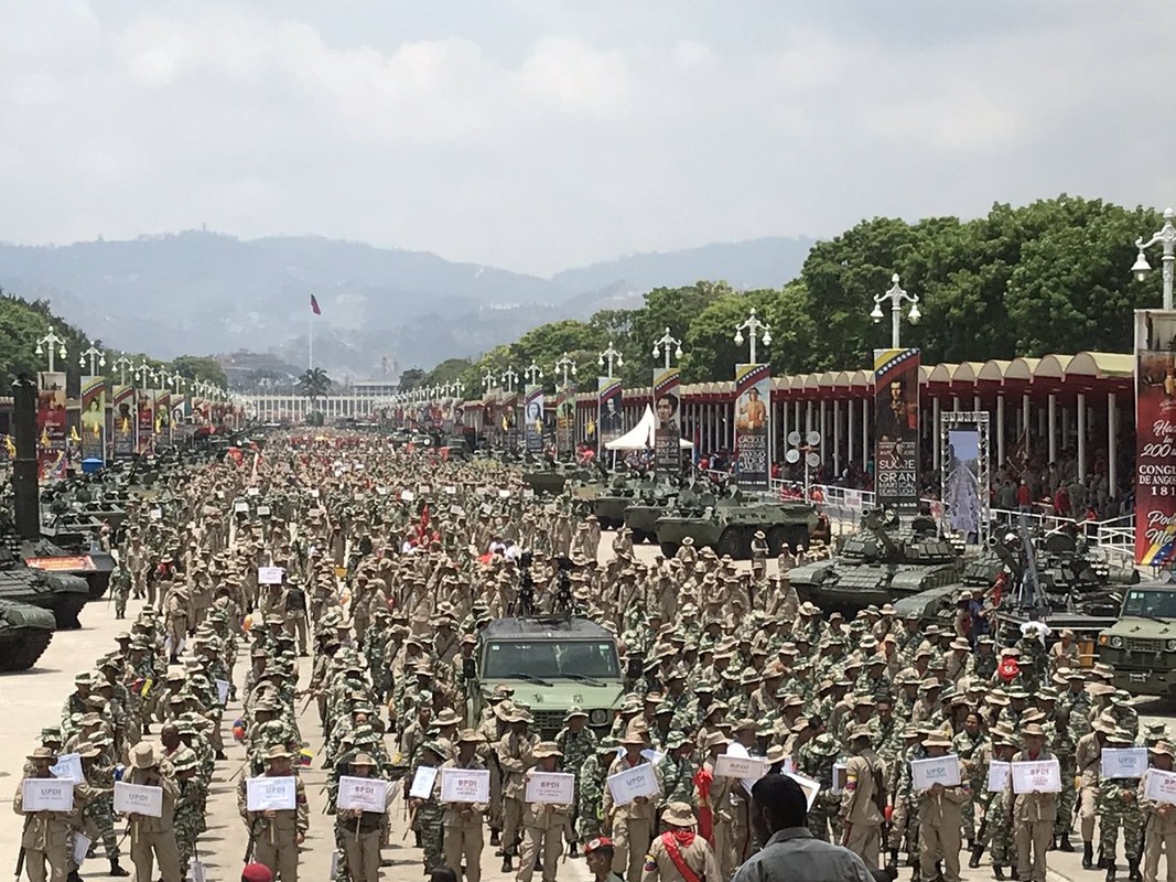 Hoanh trang dao quan nua trieu nguoi Venezuela dieu binh-Hinh-4