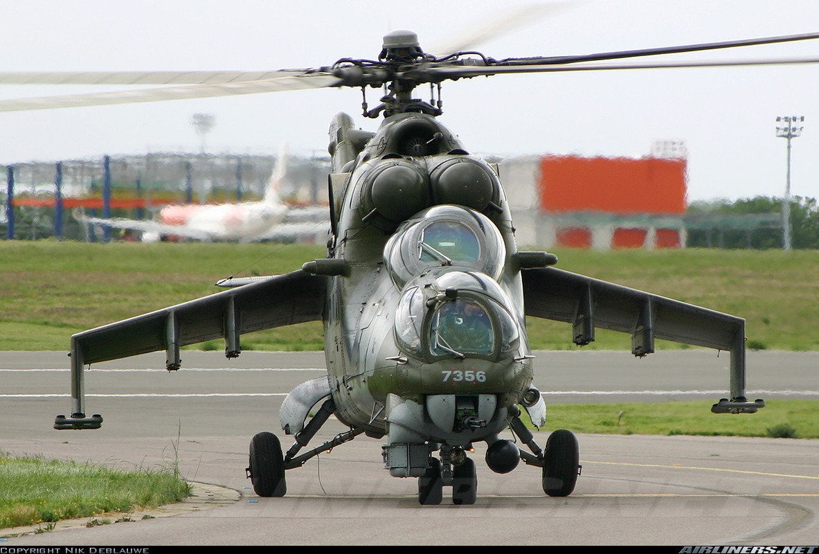 Day truc thang Mi-24 “ve vuon” de ruoc AH-1Z: Sai lam chet nguoi!-Hinh-4