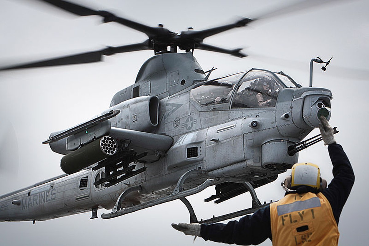 Day truc thang Mi-24 “ve vuon” de ruoc AH-1Z: Sai lam chet nguoi!