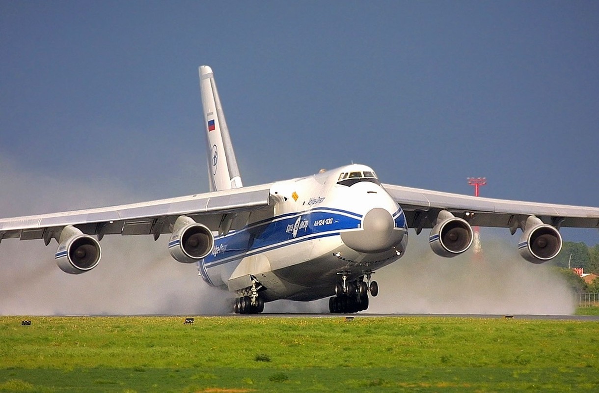 Soi ung vien “tong tien” sieu van tai co An-124 ve vuon