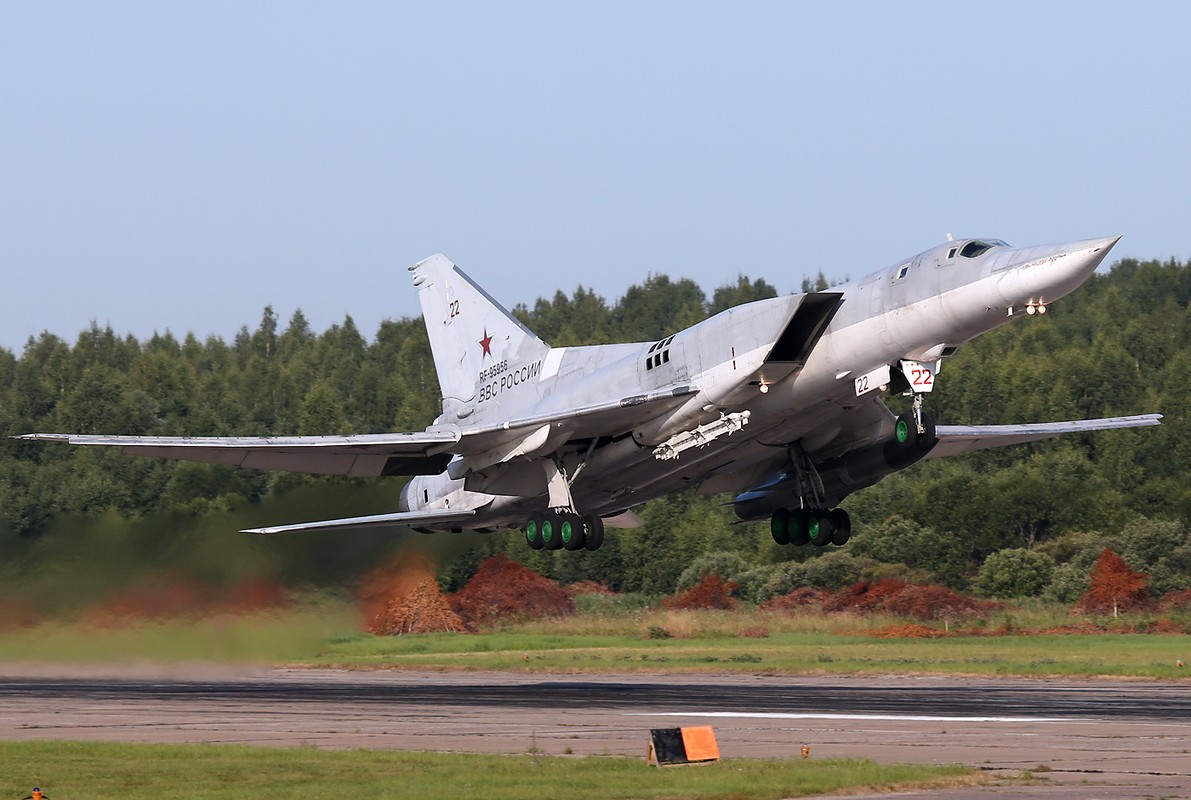 Vi sao phi cong Lien Xo tu choi dung may bay nem bom Tu-22?