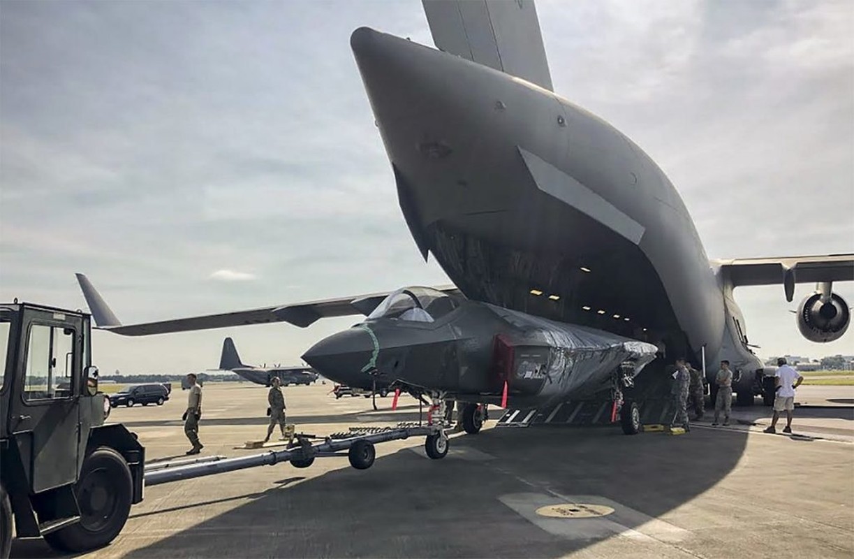 F-35 lan dau di bang “ngua tho” C-17: May ma dut vua!