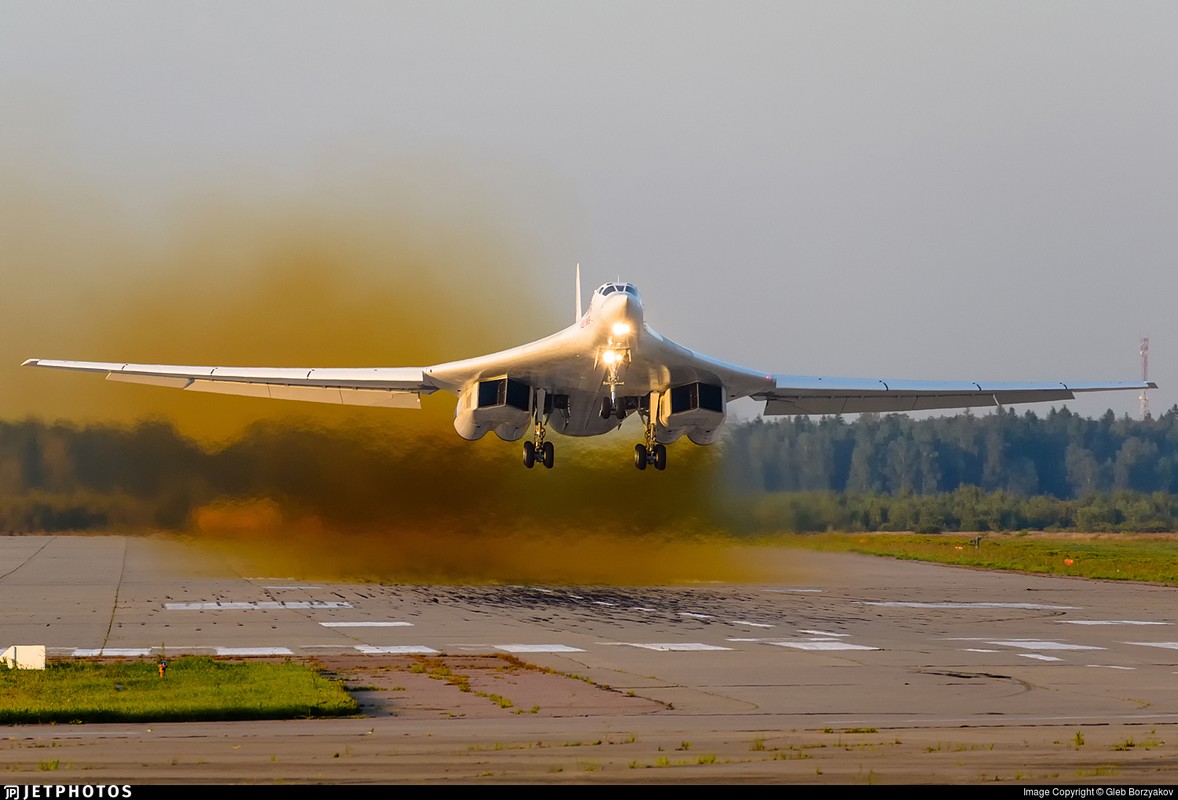 Kinh ngac: Phi cong Nga lai may bay Tu-160 bay 6000km khong nghi-Hinh-11