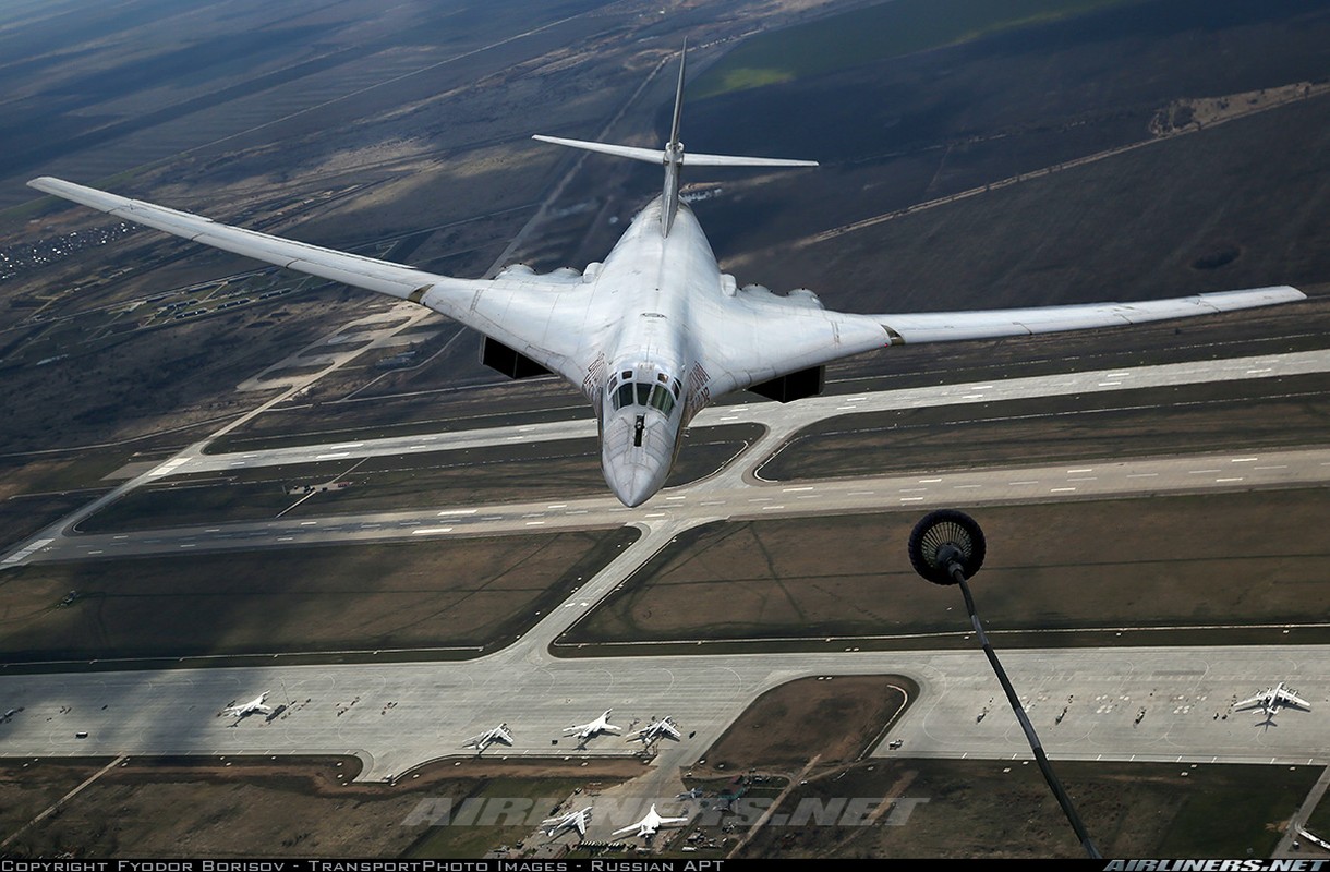 Kinh ngac: Phi cong Nga lai may bay Tu-160 bay 6000km khong nghi-Hinh-12