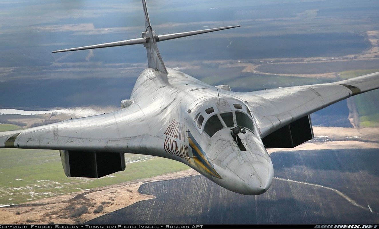 Kinh ngac: Phi cong Nga lai may bay Tu-160 bay 6000km khong nghi-Hinh-3