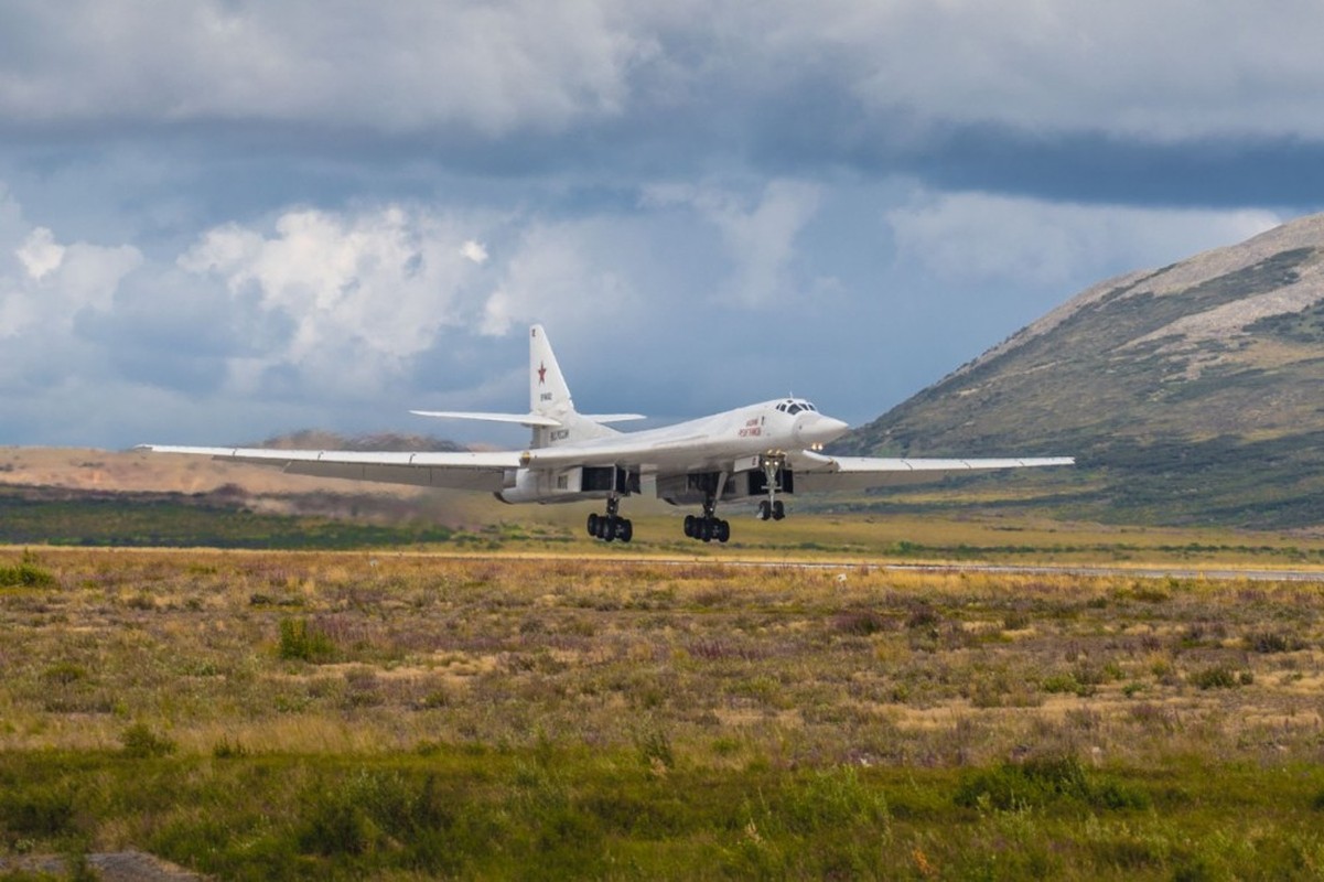 Kinh ngac: Phi cong Nga lai may bay Tu-160 bay 6000km khong nghi-Hinh-4