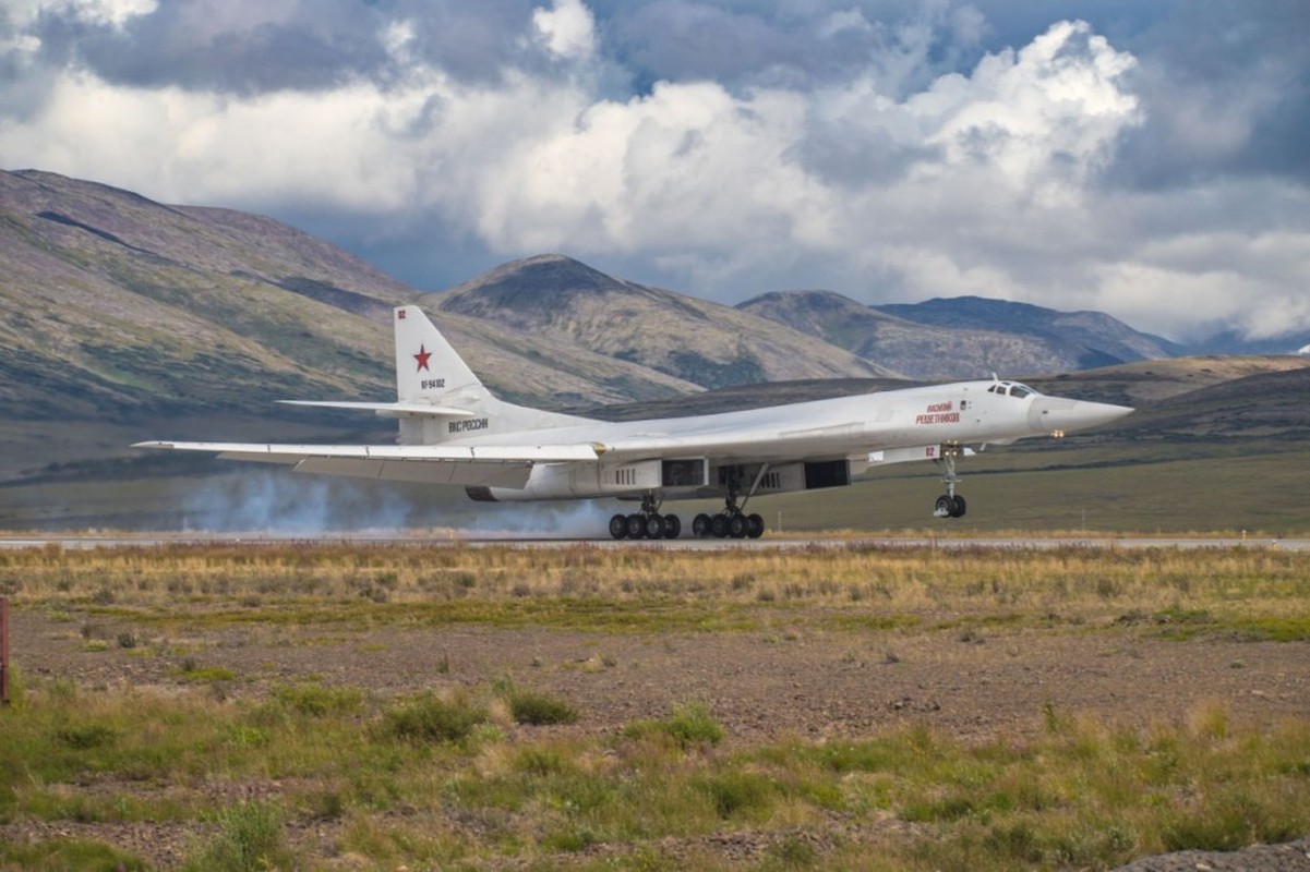 Kinh ngac: Phi cong Nga lai may bay Tu-160 bay 6000km khong nghi-Hinh-5