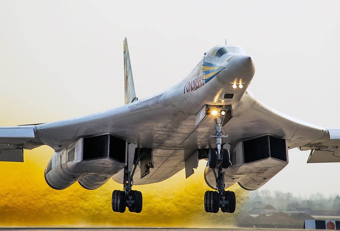 Kinh ngac: Phi cong Nga lai may bay Tu-160 bay 6000km khong nghi-Hinh-8