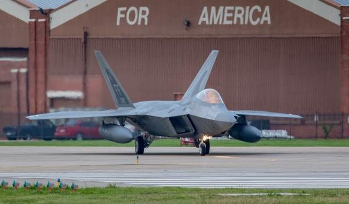 May bay F-22, F-35 lien tuc 