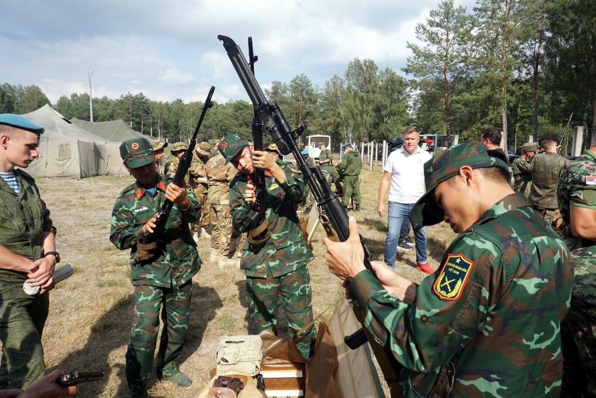 Linh ban tia Viet Nam nhan sung AK-74, SVD... khai hoa tai Army Games 2020-Hinh-2